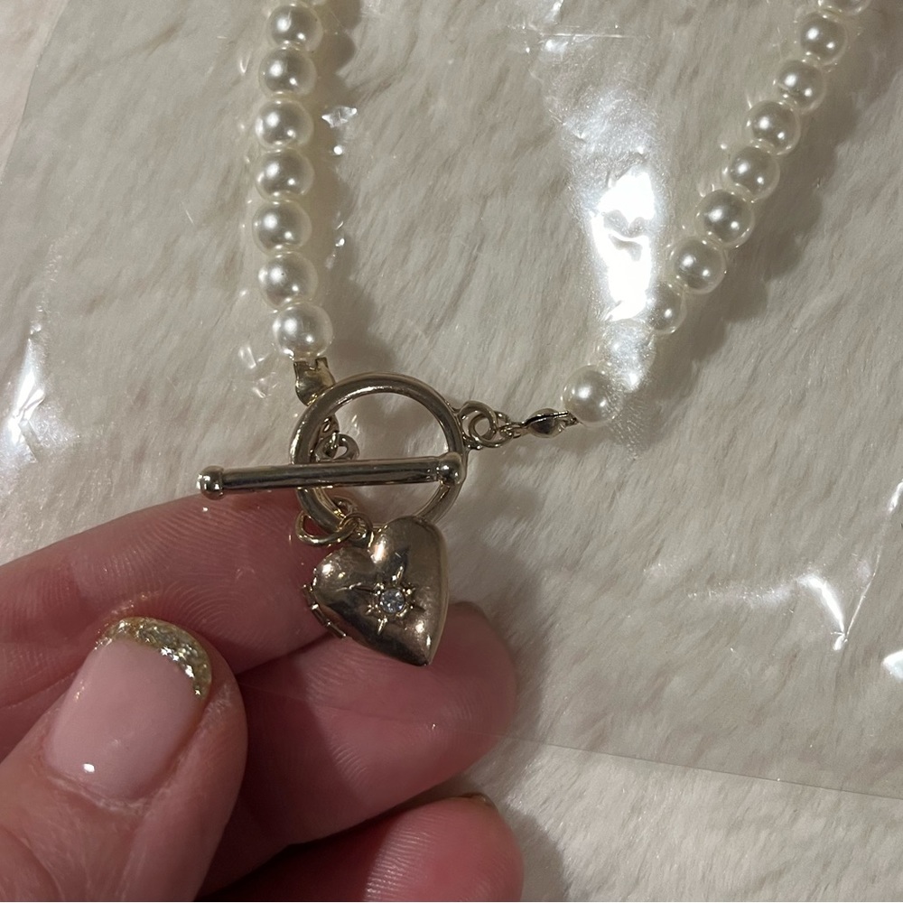 Girls/Teen Pearl Necklace w/ heart from the store Garage NWT